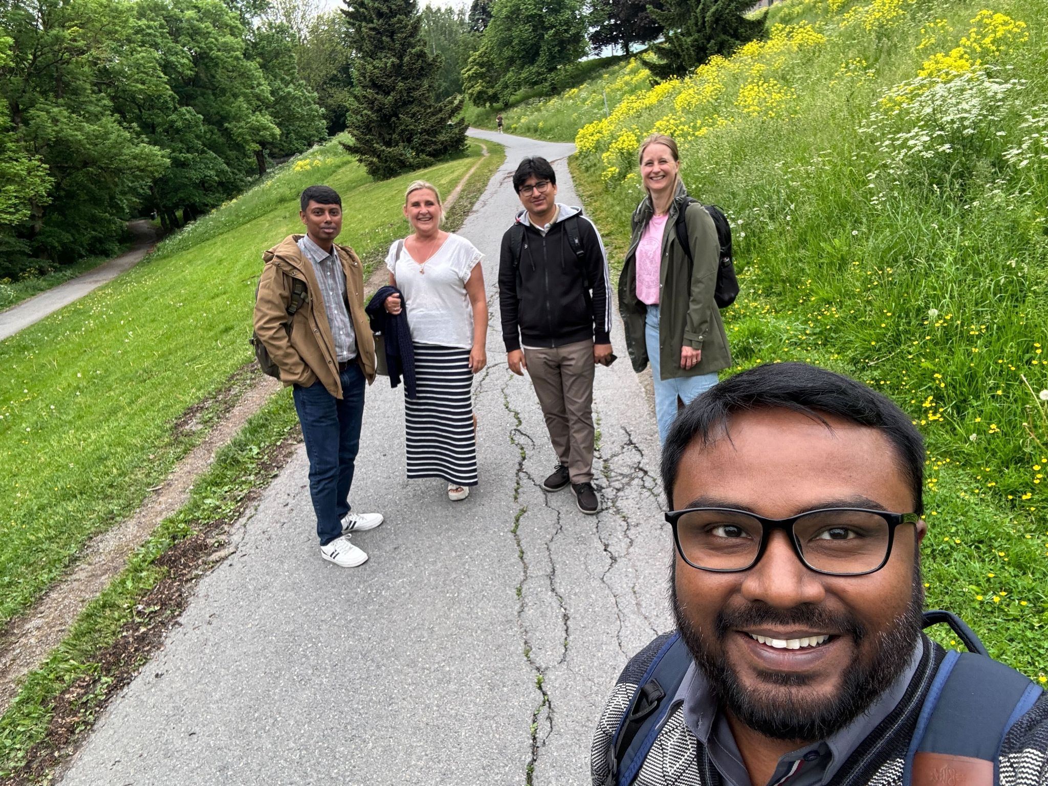 fire menn og en kvinne på tur i norsk natur